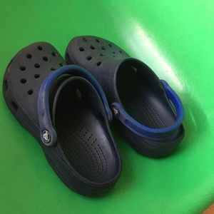 Navy Crocs W6 M4